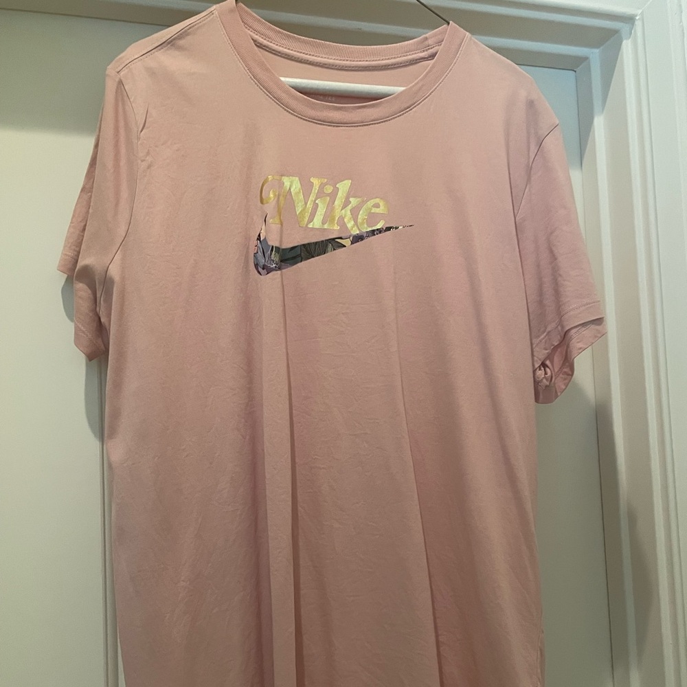 Ladies Nike Tee. Size XXL.